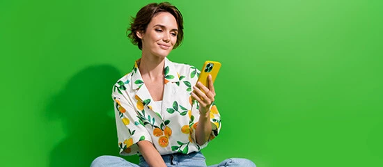 girl on phone reading blog